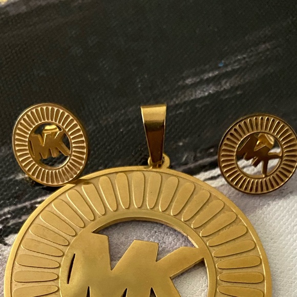 Michael Kors Pendant & Earing - Picture 5 of 7